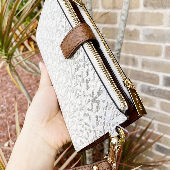 Gaby’sBags💕NWT Michael Kors Wristlet - Picture 3 of 8